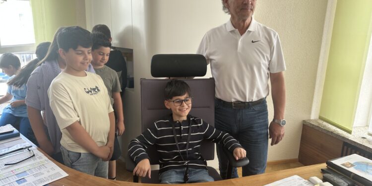 Schulklassen inspizieren Rathaus