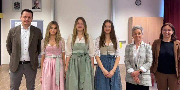 Erfolg für Maturantinnen der BHAK Bad Ischl beim Sustainability Award der FH OÖ