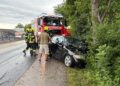 Auto prallt bei Oberndorf gegen Baum