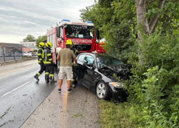 Auto prallt bei Oberndorf gegen Baum