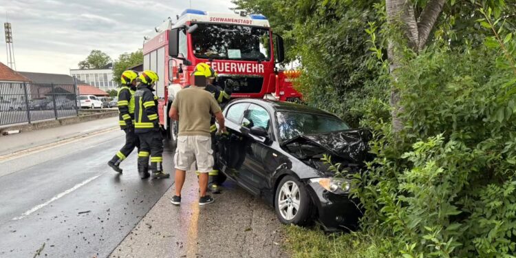 Auto prallt bei Oberndorf gegen Baum