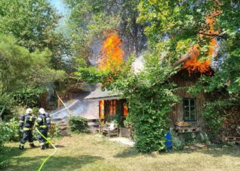 Großeinsatz bei Hüttenbrand in Ottnang