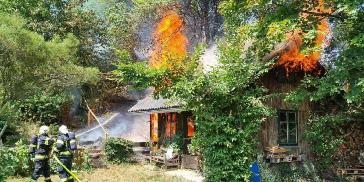 Großeinsatz bei Hüttenbrand in Ottnang