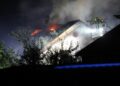 Wohnhausbrand in Gschwandt: Dachstuhl stand in Flammen