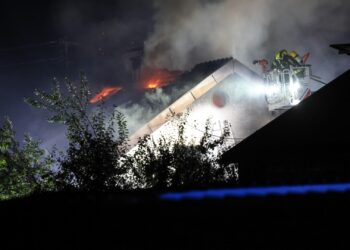 Wohnhausbrand in Gschwandt: Dachstuhl stand in Flammen