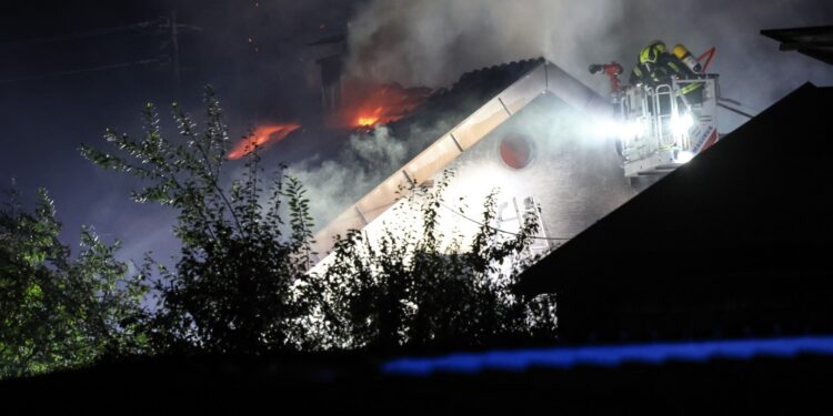 Wohnhausbrand in Gschwandt: Dachstuhl stand in Flammen