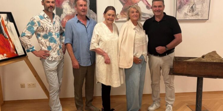Ausstellung im Gemeindeamt noch bis Anfang September: „Kollektiv Obertraun“!