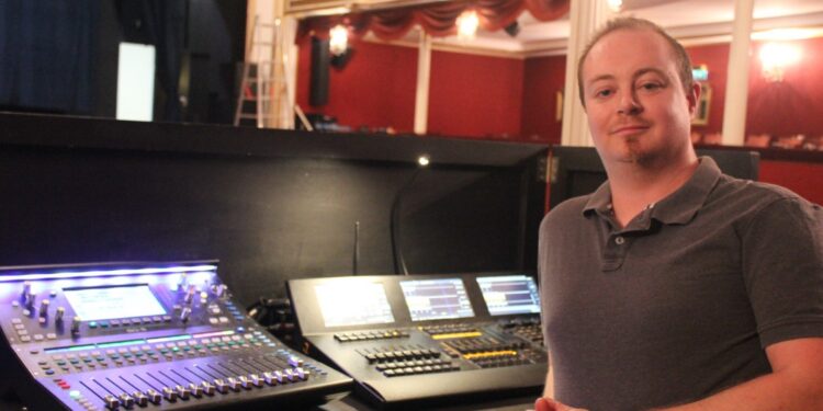 In Gmundens Stadttheater macht er das Licht an