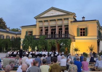 Ischler Salinenmusik lud zu Sommernachtskonzert in den Kaiserpark