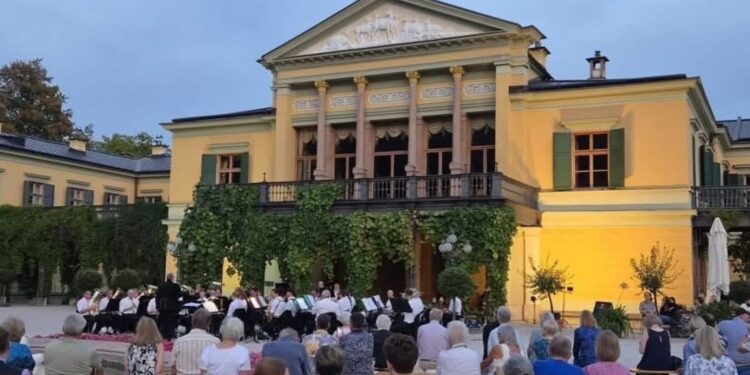 Ischler Salinenmusik lud zu Sommernachtskonzert in den Kaiserpark