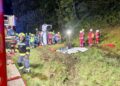 Oberwang: Kleintransporter überschlägt sich auf der A1 – Feuerwehrmann leistet Erste Hilfe