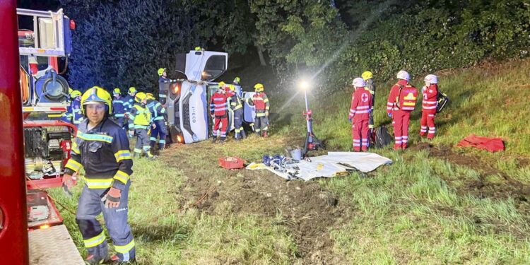 Oberwang: Kleintransporter überschlägt sich auf der A1 – Feuerwehrmann leistet Erste Hilfe