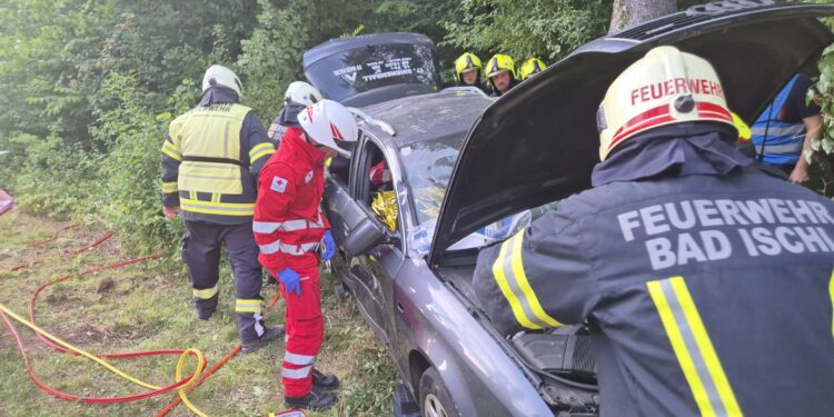 Schwerer Verkehrsunfall mit zwei eingeklemmten Personen in Kaltenbach beübt