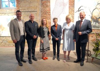 Wildbahn & Blutbahn, beeindruckende Werkschau von Ulrike Asamer und Gabi Rhomako in der HIPPHALLE Gmunden