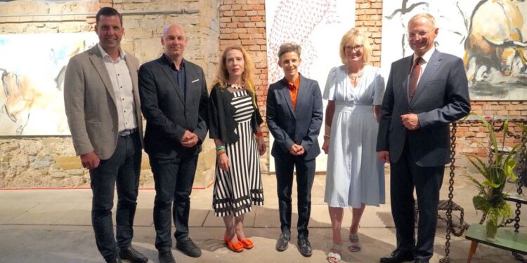 Wildbahn & Blutbahn, beeindruckende Werkschau von Ulrike Asamer und Gabi Rhomako in der HIPPHALLE Gmunden