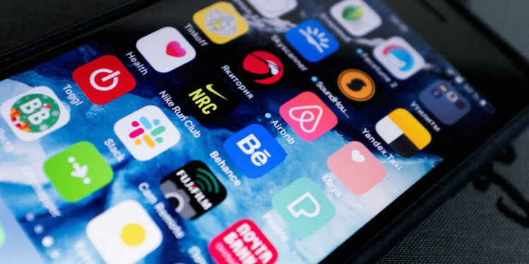 App-Berechtigungen: Warum Taschenlampen auf Kontakte und Mikrofon zugreifen wollen