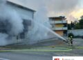 Großbrand in Gewerbebetrieb in Lenzing fordert Feuerwehren stundenlang
