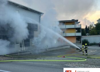 Großbrand in Gewerbebetrieb in Lenzing fordert Feuerwehren stundenlang