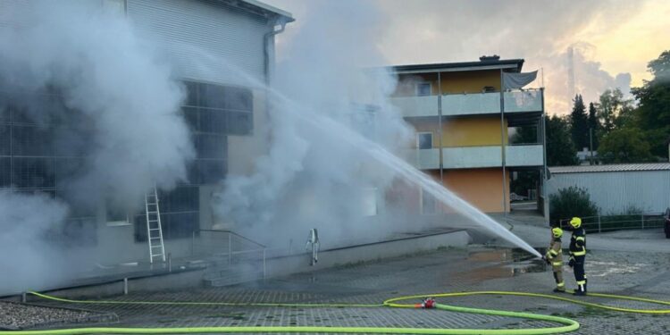 Großbrand in Gewerbebetrieb in Lenzing fordert Feuerwehren stundenlang