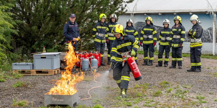 120 neue Feuerwehrmänner und Feuerwehrfrauen ausgebildet