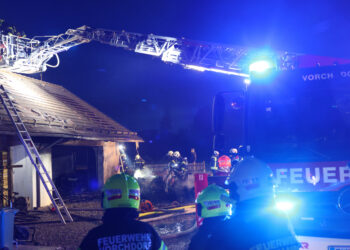 Garage in Vollbrand: Neun Feuerwehren in Kirchham im Einsatz
