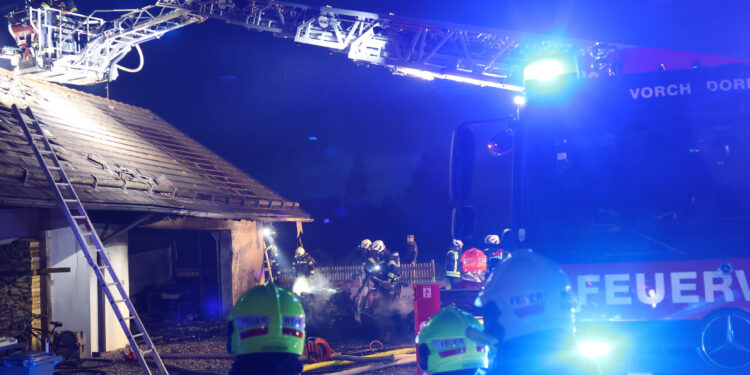Garage in Vollbrand: Neun Feuerwehren in Kirchham im Einsatz