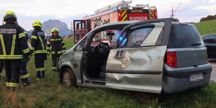 Glück im Unglück: Junger PKW-Lenker bei Verkehrsunfall in Vorchdorf nahezu unverletzt