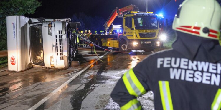 Drei Verletzte bei Unfall mit Wohnmobil und zwei Pkw auf B145