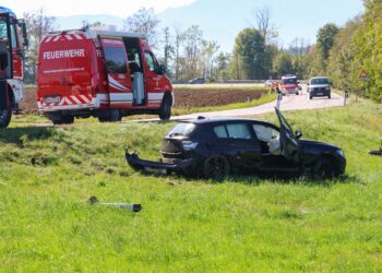 Zwei Verletzte bei Kollision auf der B144 in Laakirchen