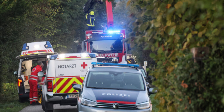 Schwerverletzte Person aus steiler Böschung in Attnang-Puchheim gerettet