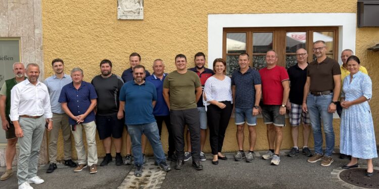 Feuerwehrlandesrätin Langer-Weninger im Austausch mit den Kommandanten im Salzkammergut
