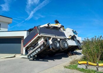 Lkw mit Kran kippt auf Baustelle um
