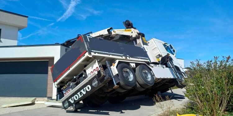 Lkw mit Kran kippt auf Baustelle um