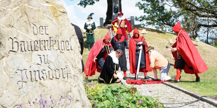 Würfelspiel und Bauernkriegsgedenken – Berührendes Theater in Pinsdorf