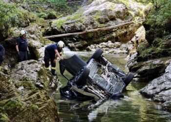 Auto stürzt im Weißenbachtal in Bachbett