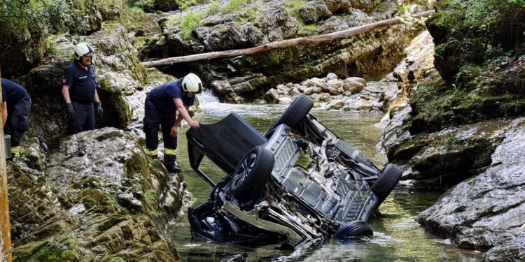 Auto stürzt im Weißenbachtal in Bachbett