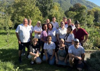 Die Sonne strahlt beim Herbstfest des Vereines „Hände die helfen im Klostergarten Gmunden“!