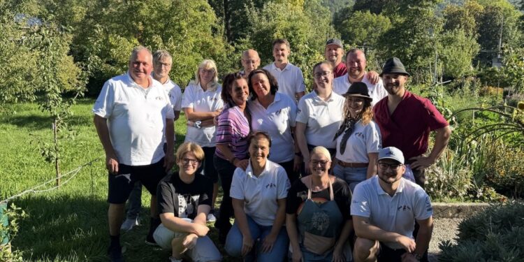 Die Sonne strahlt beim Herbstfest des Vereines „Hände die helfen im Klostergarten Gmunden“!