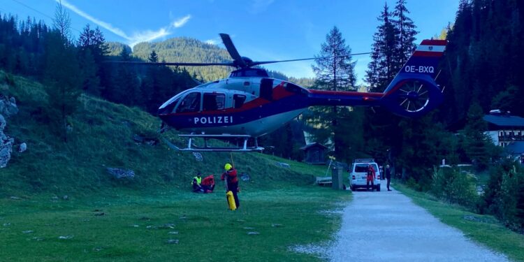 Zwei Kletterer am Däumling aus Felswand gerettet