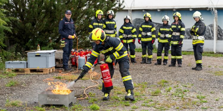 229 neue Feuerwehrmitglieder und 96 neue Verkehrsregler erfolgreich ausgebildet
