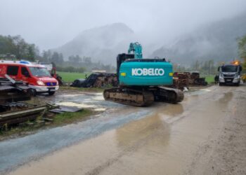 Dieselverlust und Verkehrsunfall: Zwei Feuerwehreinsätze in Bad Ischl