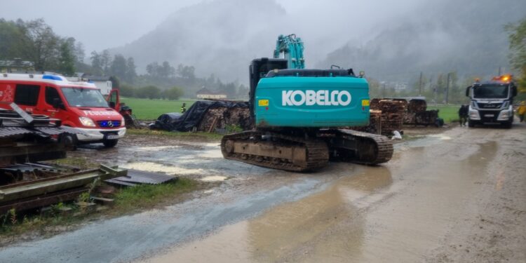 Dieselverlust und Verkehrsunfall: Zwei Feuerwehreinsätze in Bad Ischl