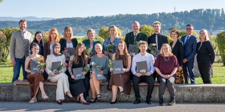Feierlicher Abschluss: 28 neue OP-Kräfte und Pflegekräfte in Vöcklabruck