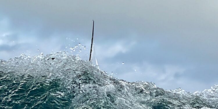 Familie aus Seewalchen trotzt Vier-Meter-Wellen bei der Soling-EM in Norwegen