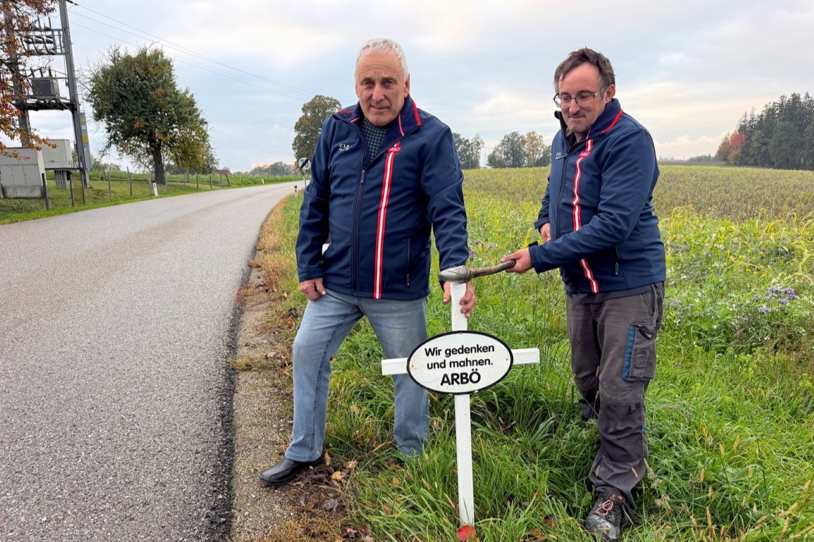 Austria: ARBÖ Gmunden places traditional white crosses by roadsides