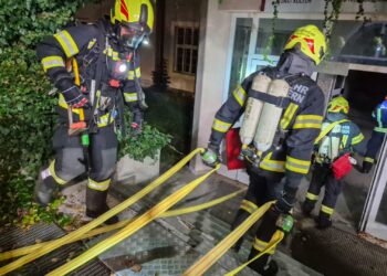 Löschangriff in Abbruchhaus trainiert