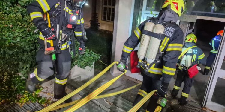 Löschangriff in Abbruchhaus trainiert