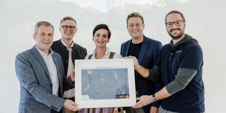 Dunkler Himmel, sternenklare Zukunft: LR Stefan Kaineder beim Kick-Off zum Sternenpark Grünau